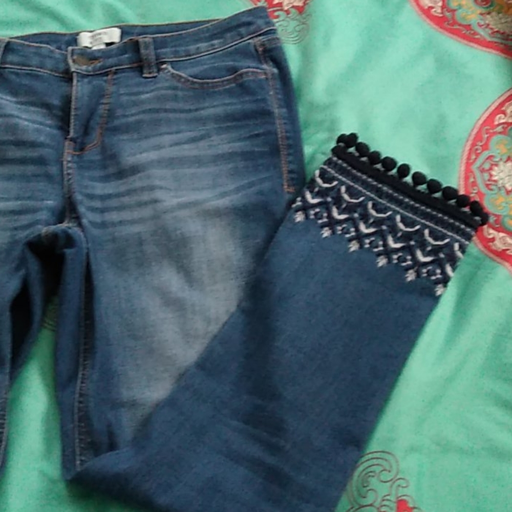 Embroidered Detailed Bottom Jeans - Picture 2 of 9
